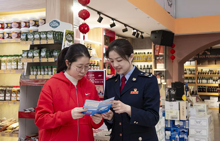 税务干部到企业宣传新的税收优惠政策。成都市税务局供图