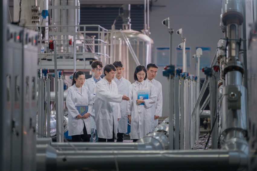 西南石油大学师生在天然气水合物全国重点实验室开展现场教学。四川省教育厅供图