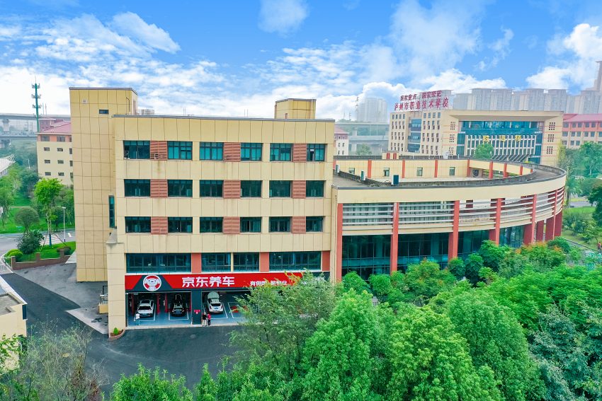 生产性实训基地-京东养车。泸州市职业技术学校供图